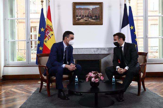 El presidente del Gobierno, Pedro Sánchez (i), se reúne con el presidente de la República Francesa, Emmanuel Macron (d), en la XXVI Cumbre hispano-francesa, en Montauban, (Francia), a 15 de marzo de 2021