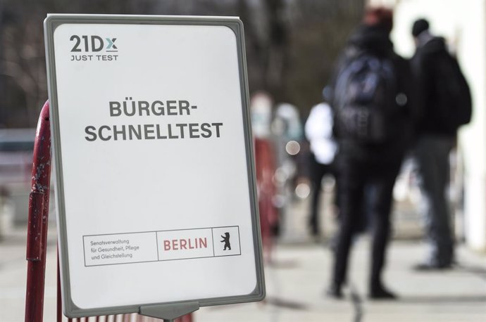 09 March 2021, Berlin: People queue in front of the coronavirus (COVID-19) rapid test centre on Lehrter Strasse behind a sign reading "Citizens' Rapid Test". Photo: Kira Hofmann/dpa-Zentralbild/dpa