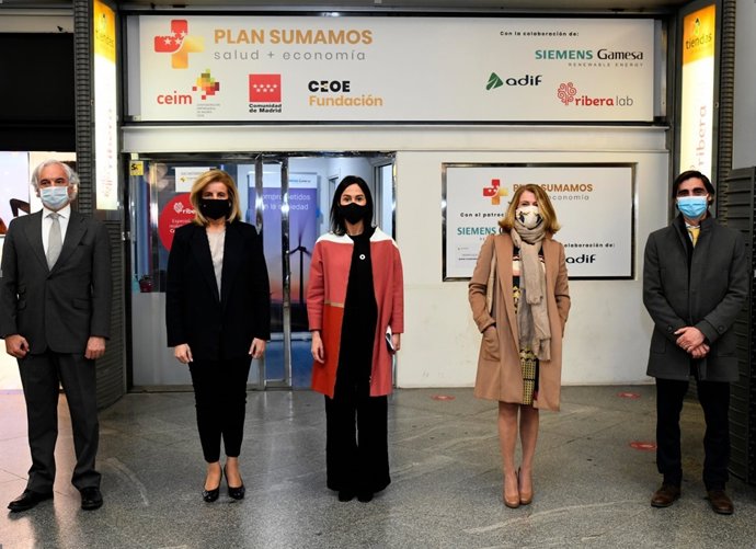 Miguel Garrido, presidente de CEIM; Fátima Báñez. Presidenta de la Fundación CEOE; Isabel Pardo de Vera, presidenta de Adif; María Cortina, directora de Compromiso Social de Siemens Gamesa; y Jesús Campo, director general de Negocio de Adif