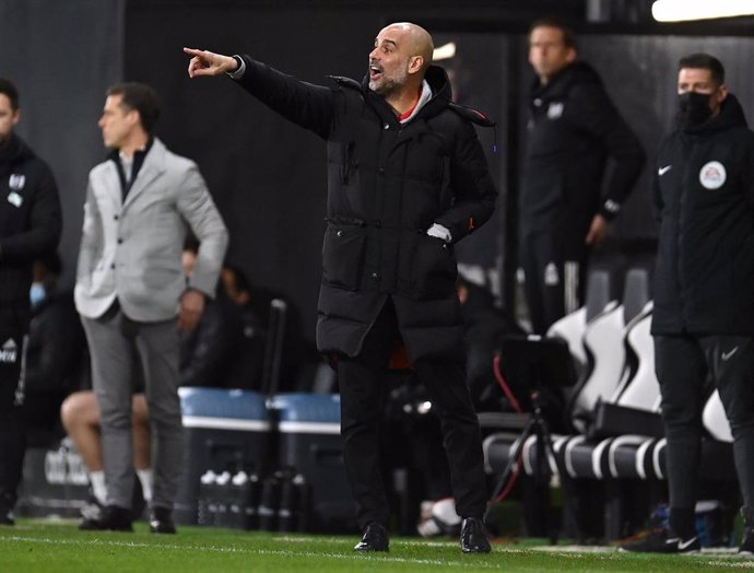 Pep Guardiola da instrucciones en un partido del Manchester City