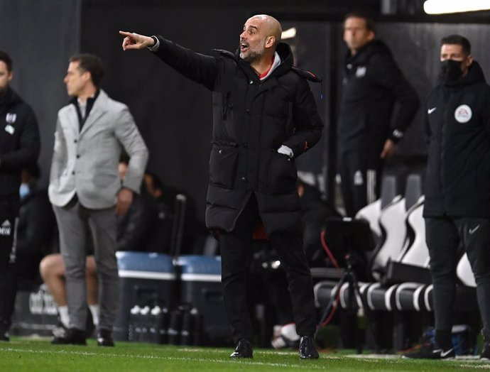 13 March 2021, United Kingdom, London: Manchester City coach Pep Guardiola instructs his players during the English Premier League soccer match between Fulham and Manchester City at Craven Cottage. Photo: Justin Setterfield/PA Wire/dpa