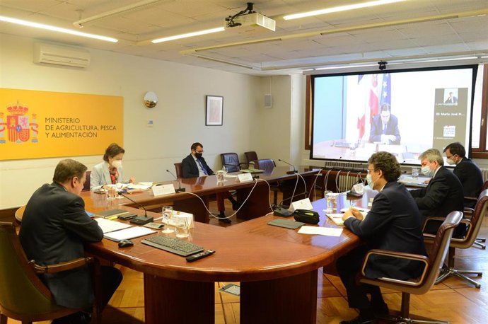 El ministro de Agricultura, Pesca y Alimentación, Luis Planas, se reúne con el titular de Agricultura de Francia en encuentro bilateral España-Francia