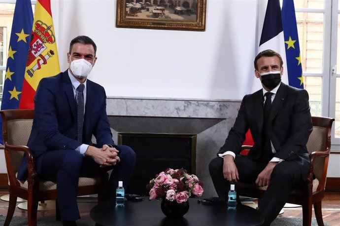 El presidente del Gobierno, Pedro Sánchez (i), se reúne con el presidente de la República Francesa, Emmanuel Macron (d), en la XXVI Cumbre hispano-francesa, en Montauban