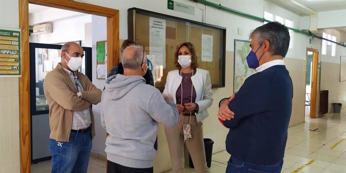 La delegada de Educación y Deporte de la Junta de Andalucía en Córdoba, Inmaculada Troncoso, visita el IES López Neyra.