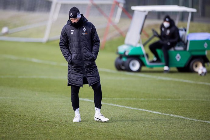 15 March 2021, North Rhine-Westphalia, Moenchengladbach: Borussia Moenchengladbach coach Marco Rose stands on the pitch during the team final training session ahead of Tuesday's UEFA Champions League round of 16, second leg soccer match between Manchest