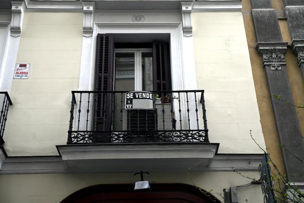 Archivo - Cartel colgado en un edificio que indica que el inmueble está en venta.