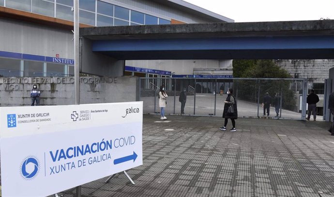 Indicación de `Vacinación Covid en el exterior del Instituto Ferial de Vigo (Ifevi), en Pontevedra, Galicia (España), a 13 de marzo de 2021. Un total de 4.400 personas serán inmunizadas por un equipo de 60 profesionales sanitarios que administrarán la va