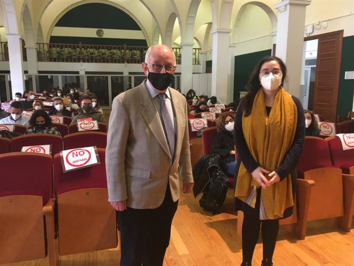 El consejero de Educación, Pedro Uruñuela,  y la alcaldesa de Calahorra, Elisa Garrido, antes del encuentro sobre la LOMLOE