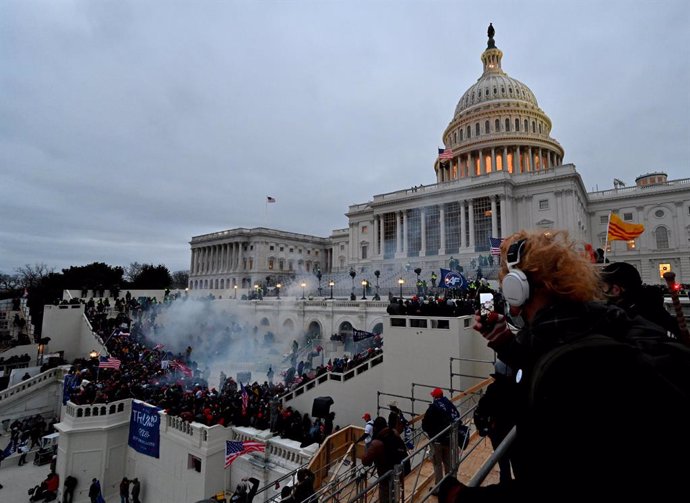 Archivo - 07 January 2021, US, Washington: Tear gas is fired as Supporters of US President Donald Trump storm the USCapitol building where lawmakers were due to certify president-elect Joe Biden's win in the November election. Photo: Essdras M. Suarez/