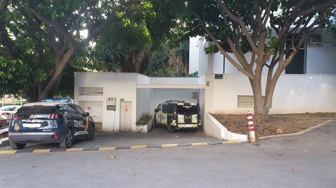 Juzgados de Marbella, coche Policía Nacional y Guardia Civil