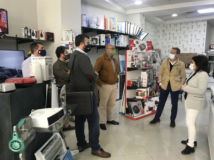 Visita de Alejandro Hernández y Rafael Saco a comercios de Montilla.