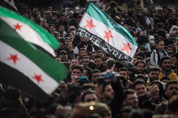 Los manifestantes ondean banderas de la oposición siria en una manifestación en Idlib, último bastión rebelde, en el décimo aniversario del inicio del conflicto.