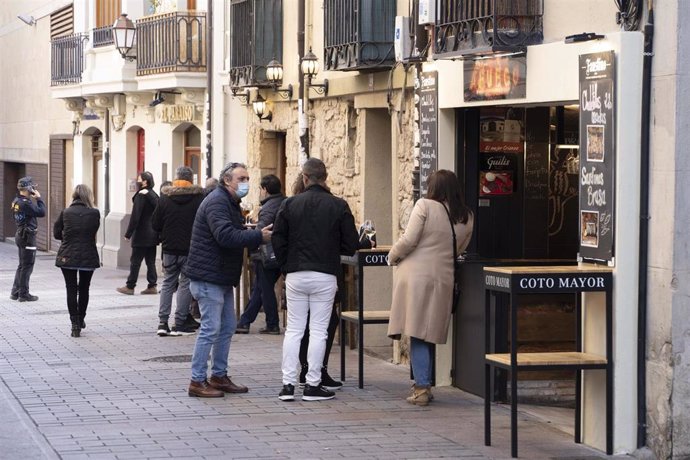 Archivo - Varias personas en la terraza de un bar durante el primer día de reapertura de la hostelería en Logroño (España), a 29 de noviembre de 2020. 