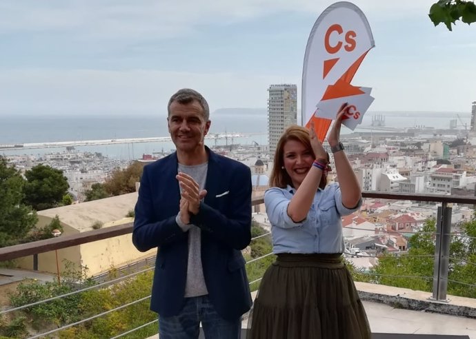 Archivo - Maria del Carmen Sánchez y Toni Cantó en la presentación de la candidatura a la Alcaldía de Alicante.