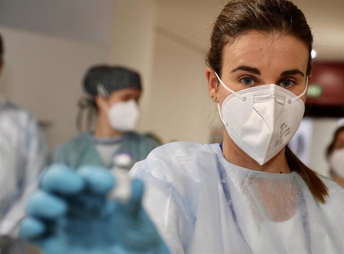 Archivo - Primeras vacunas de Pfizer aplicadas en Asturias contra el COVID-19