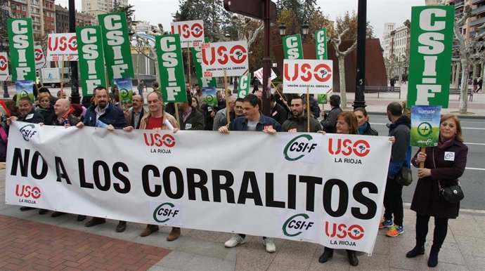 Archivo -     La Central Sindical Independiente y de Funcionarios (CSIF) y la Unión Sindical Obrera (USO) se han concentrado hoy frente al Palacete del Gobierno regional contra el "bisindicalismo" tras la "injusta" Ley de Diálogo Social