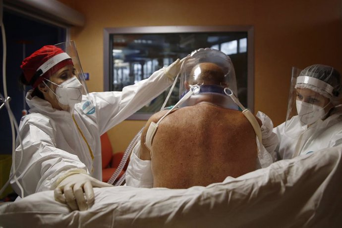 Un paciente de COVID-19, la enfermedad causada por el coronavirus, en una unidad de cuidados intensivos de un hospital de Roma