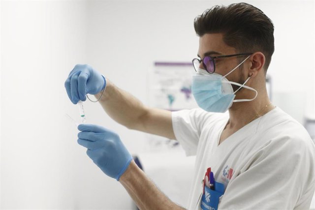 Un profesional sanitario sostiene una dosis de la vacuna contra la COVID-19 en un Centro de Vacunación de la Comunidad de Madrid.