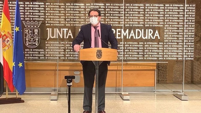 El vicepresidente segundo y consejero de Sanidad y Servicios Sociales de la Junta, José María Vergeles, en rueda de prensa