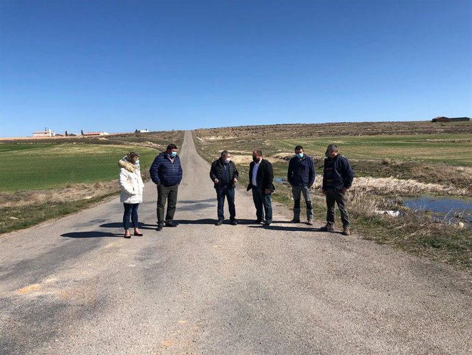 El vicepresidente de la DPT, Alberto Izquierdo, el diputado delegado de Caminos Rurales, José Sancho, y el alcalde de Torralba de Sisones, Asterio Abad, visitan la carretera que une Torralba con la TE-V-4301 hacia Calamochaque se mejorará con remanentes