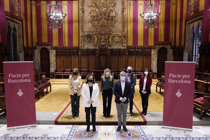 Eva Parera (BCN Canvi); Ada Colau (BComú), Elsa Artadi (Junts), Jaume Collboni (PSC), Jordi Coronas (ERC) y Marilén Barceló (Cs) en la reunión de seguimiento del Pacto por Barcelona.
