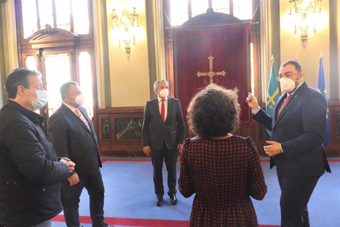 Visita de la Diputación de León a la Junta General del Principado de Asturias