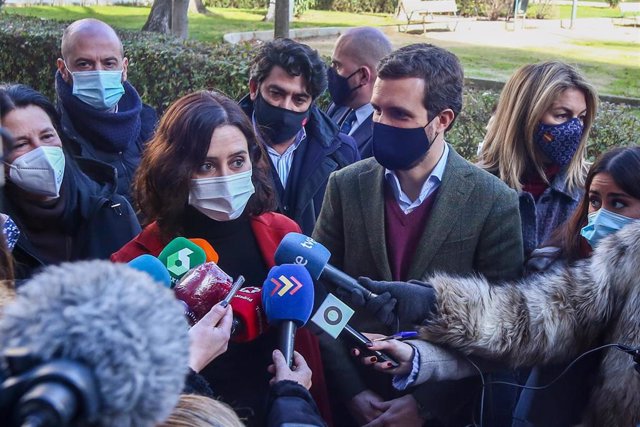 Archivo - La presidenta de la Comunidad de Madrid, Isabel Díaz Ayuso, junto al líder del PP, Pablo Casado, después de visitar la Asociación 'Ni un niño sin juguetes', en Móstoles, Madrid (España), a 4 de enero de 2020. 