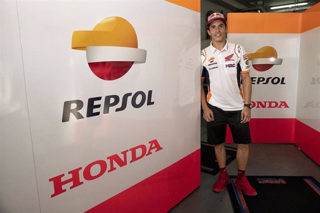 El piloto español de MotoGP Marc Márquez (Repsol Honda Team) en su box