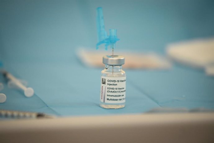 Un vial con la vacuna de AstraZeneca contra el covid-19 