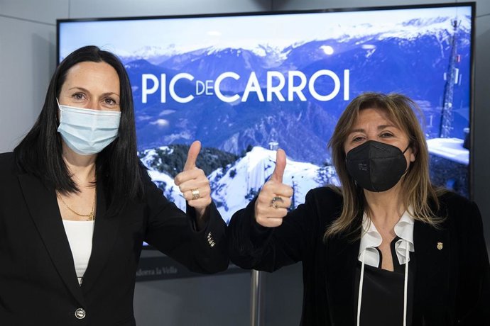 Olga Molné y Conxita Marsol delante una imagen del pico de Carroi