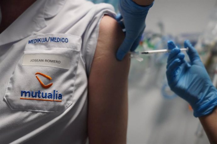 Un sanitario vacuna a un médico de la clínica contra el Covid-19 en uno de los centros Mutualia del País Vasco, en la Clínica Ercilla Mutualia, en Bilbao, Vizcaya, Euskadi, (España), a 26 de febrero de 2021. 