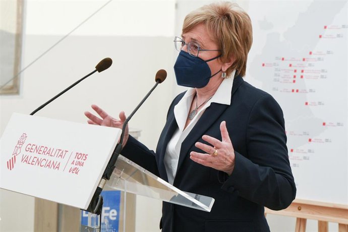 La consellera de Sanidad Universal y Salud Pública, Ana Barceló, interviene durante una visita al hospital auxiliar de La Fe