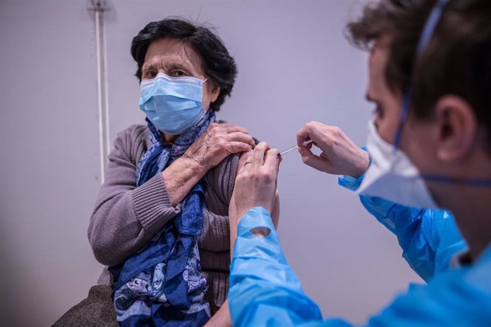 Archivo - Una mujer es vacunada contra el coronavirus en París