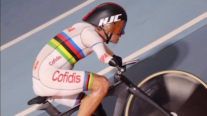 Ricardo Ten rodando en el Velódromo Lluis Puig durante la concentración de la selección española de ciclismo adaptado