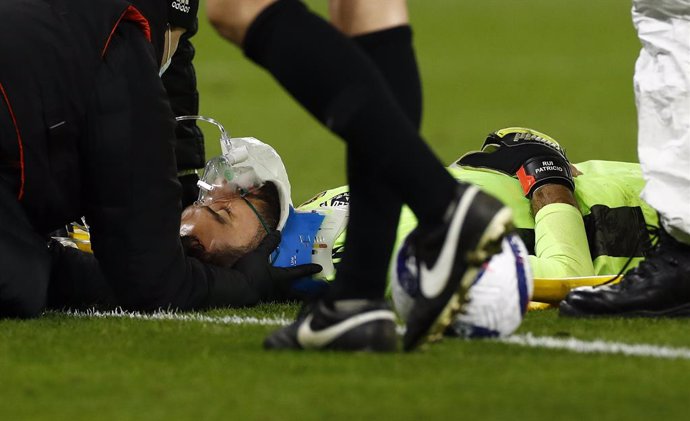 15 March 2021, United Kingdom, Wolverhampton: Wolverhampton Wanderers goalkeeper Rui Patricio receives medical attention during the English Premier League soccer match between Wolverhampton Wanderers and Liverpool at Molineux Stadium. Photo: Jason Cairn