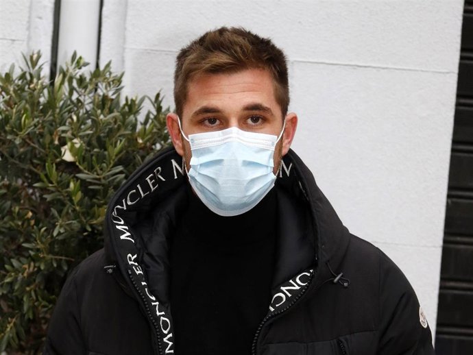 Archivo - Tom Brusse por la calle