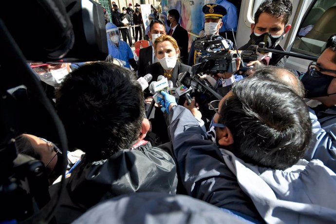 La expresidente interina de Bolivia Jeanine Áñez declara ante los medios de comunicación.