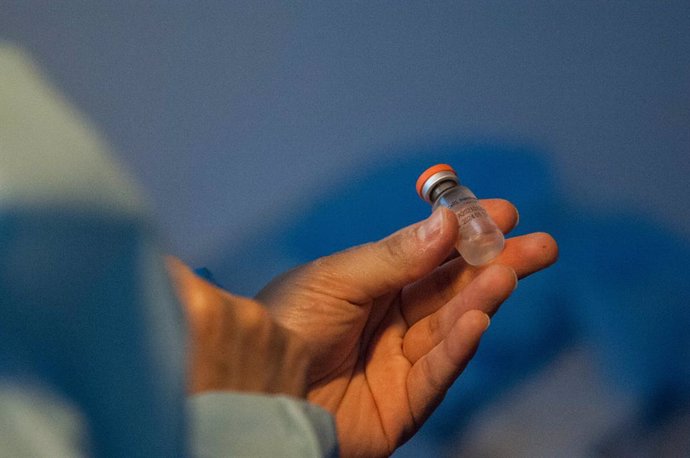 09 March 2021, Colombia, Bogota: A health worker holds a vial containing the Chinese COVID-19 Vaccine Sinovac at a vaccination centre. Photo: Chepa Beltran/VW Pics via ZUMA Wire/dpa