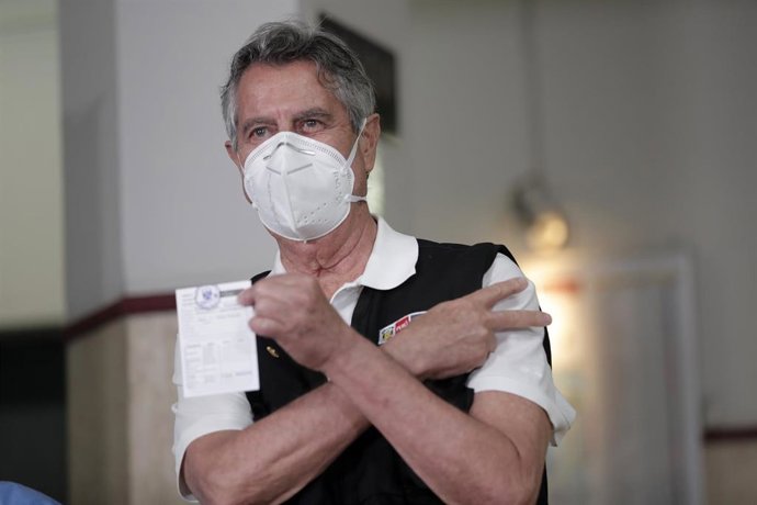 Archivo - El presidente de Perú, Francisco Sagasti, tras ser vacunado contra la COVID-19.