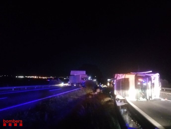 Accident de dos camions en l'AP-7 a l'altura de L'Aldea (Tarragona).