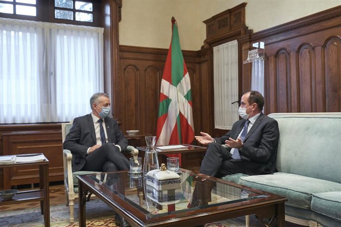 Archivo - El Lehendakari, Iñigo Urkullu, con el presidente del grupo parlamentario PP+Cs, Carlos Iturgaiz