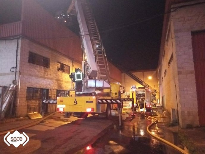 Incendio en una nave industrial de Bobes, Siero.