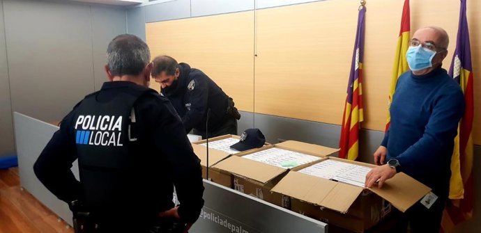 La Policía Local de Palma recibe los nuevos teléfonos para la Policía de barrio.