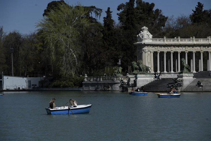 Varias personas disfrutan en las barcas del Estanque del Parque de El Retiro.