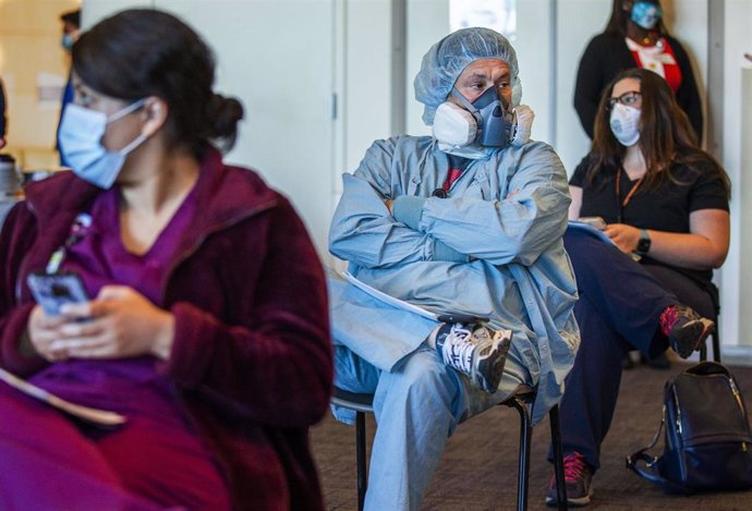 Archivo - Personas esperando a ser vacunadas contra el coronavirus en EEUU