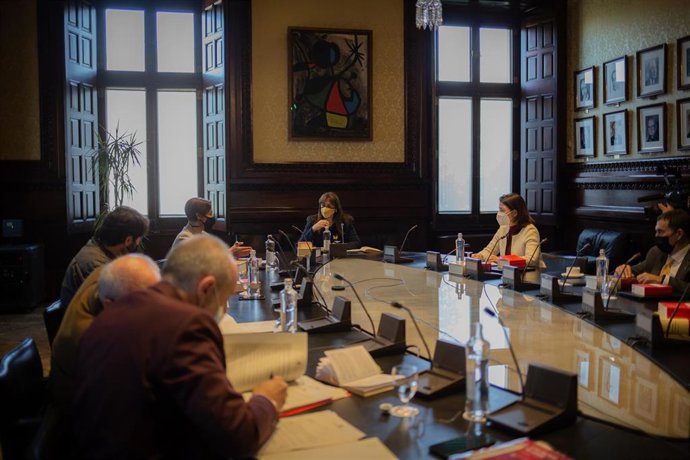 La presidenta del Parlament, Laura Borrs, preside su primera Mesa de la Cámara catalana.