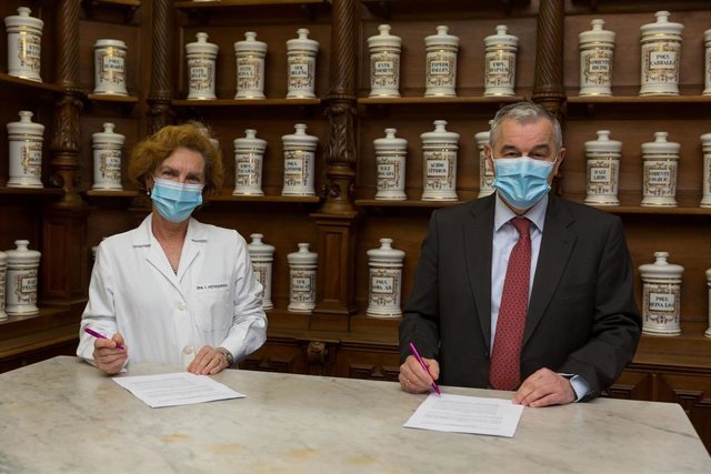 La vicerrectora de Investigación de la Universidad de Navarra, Iciar Astiasarán, y el director general de 3P Biopharmaceuticals, Dámaso Molero, durante la firma del convenio