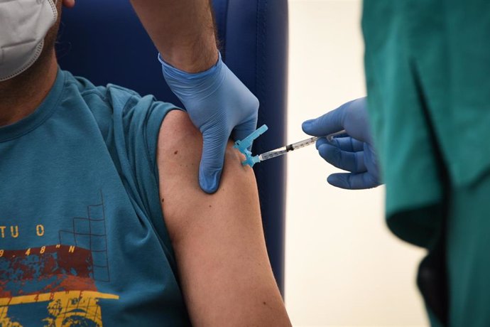 Un hombre recibe la primera dosis de la vacuna contra la Covid-19.