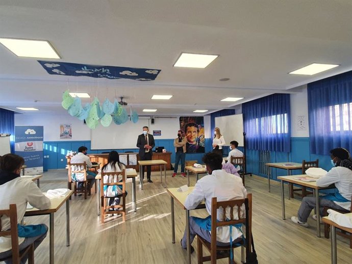 El concejal de Desarrollo Urbano del Ayuntamiento de León, Luis Miguel García Copete, durante una charla desarrollada a un grupo de estudiantes de cocina de la Escuela Juan Soñador de León sobre el autocompostaje y el reciclaje de residuos.