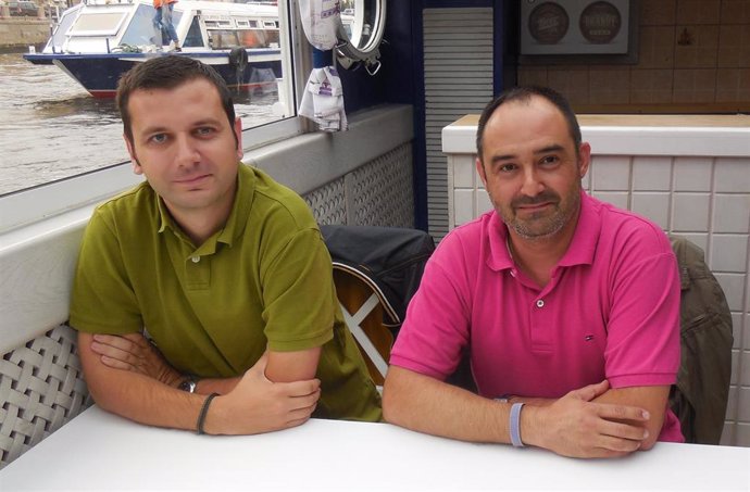 El investigador de la UMU, Juan Manuel Bueno (dcha.) junto al investigador Stefan Stanciu, uno de los colaboradores  de la Universidad Politécnica de Bucarest
